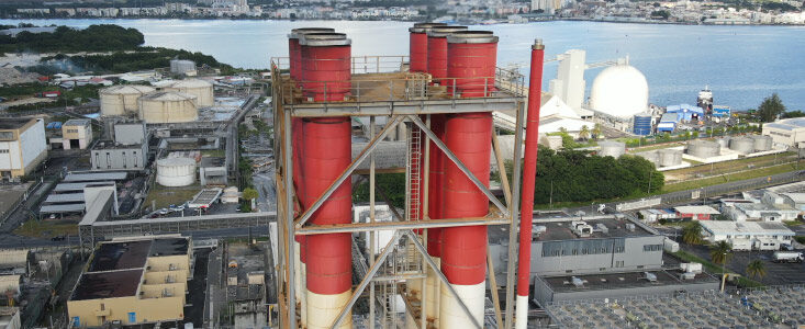 Post du fil d’actualité SITES SAS SITES SAS 5 486 abonnés 18 min • Il y a 18 minutes Pour le compte d’EDF PEI, SITES réalise des missions de contrôle visuel de l’état des charpentes métalliques et des ouvrages génie civil des cheminées des centrales de Production Électrique Insulaire (PEI) en Guadeloupe, en Martinique, à la Réunion et en Corse. En novembre, une équipe multi-compétences a pris la direction des Antilles françaises pour effectuer un diagnostic complet de ces structures sur la centrale de Pointe Jarry (Guadeloupe) et de Bellefontaine B (Martinique) 🔎 Ces centrales ayant été construites il y a moins de 10 ans, l’objectif de la mission était de réaliser l’inspection initiale des éléments métalliques et des ouvrages génie civil des cheminées d’évacuation. Pour mener à bien cette expertise de façon optimale et exhaustive (rapidité d’exécution & sécurité pour les intervenants), SITES a fait le choix d’intervenir à pied, pour les parties facilement accessibles, et à distance, pour les parties hautes et difficiles d’accès, en utilisant un drone léger. Chaque cheminée haute de 80m est alors auscultée à distance par nos équipes pour identifier, localiser et classer de potentiels désordres structurels (corrosion, anomalie structurelle, etc.). Cet état des lieux permet au maître d’ouvrage d’avoir une meilleure vision des futures actions de maintenance à mettre en œuvre pour assurer la durabilité de son patrimoine ✔ Découvrez en images ci-dessous une partie de cette mission avec l’appui du drone sur la centrale de Pointe Jarry ⤵ 👉 Contactez-nous pour plus d’informations : www.sites.fr #SITES #EDFPEI #Inspection #Drone #Structure #Cheminée #Expertise #Contrôle #GénieCivil #Maintenance Interrompre Retour au début de la vidéo Retour de 10 secondes Avance rapide de 10 secondes Temps actuel 0:10/Durée 1:03 1x Vitesse de lecture Activer Activer le plein écran Inspection et contrôle de cheminées